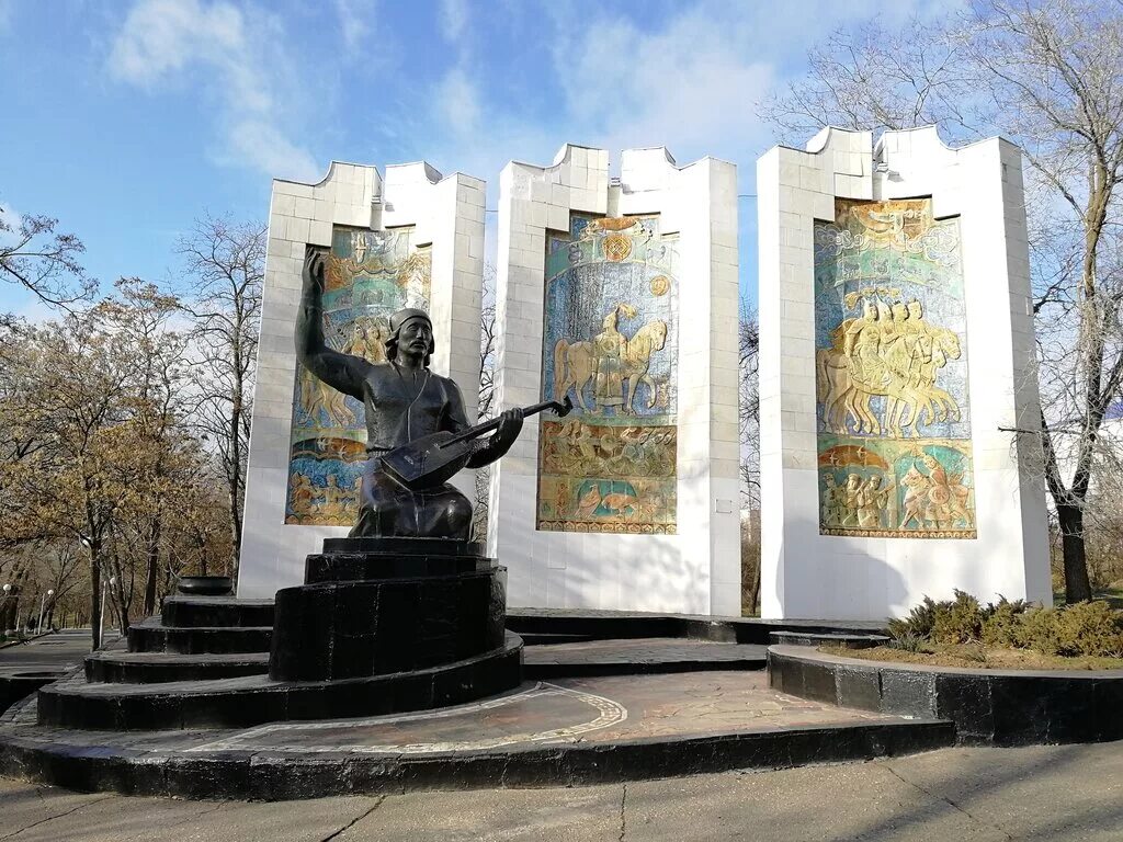 калмыкия элиста достопримечательности. памятники калмыкии в элисте. калмыкия элиста памятник золотой всадник. памятник чингисхану в элисте. золотой всадник элиста достопримечательности элисты.