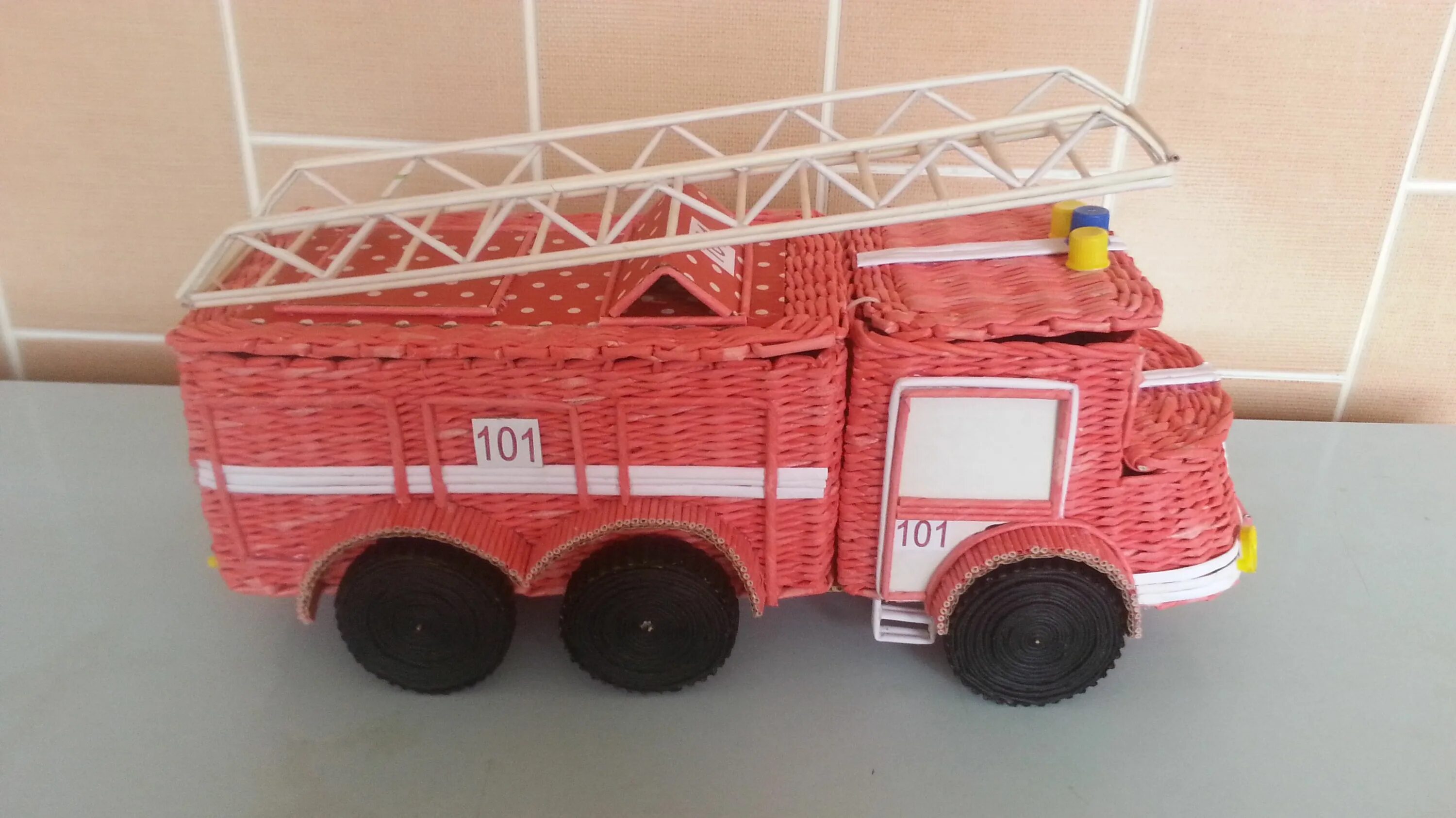 Пожарная машина поделка. Пожарная машинка из картона. Пожарная машина поделка из картона. Пожарная машина поделка в детский сад.