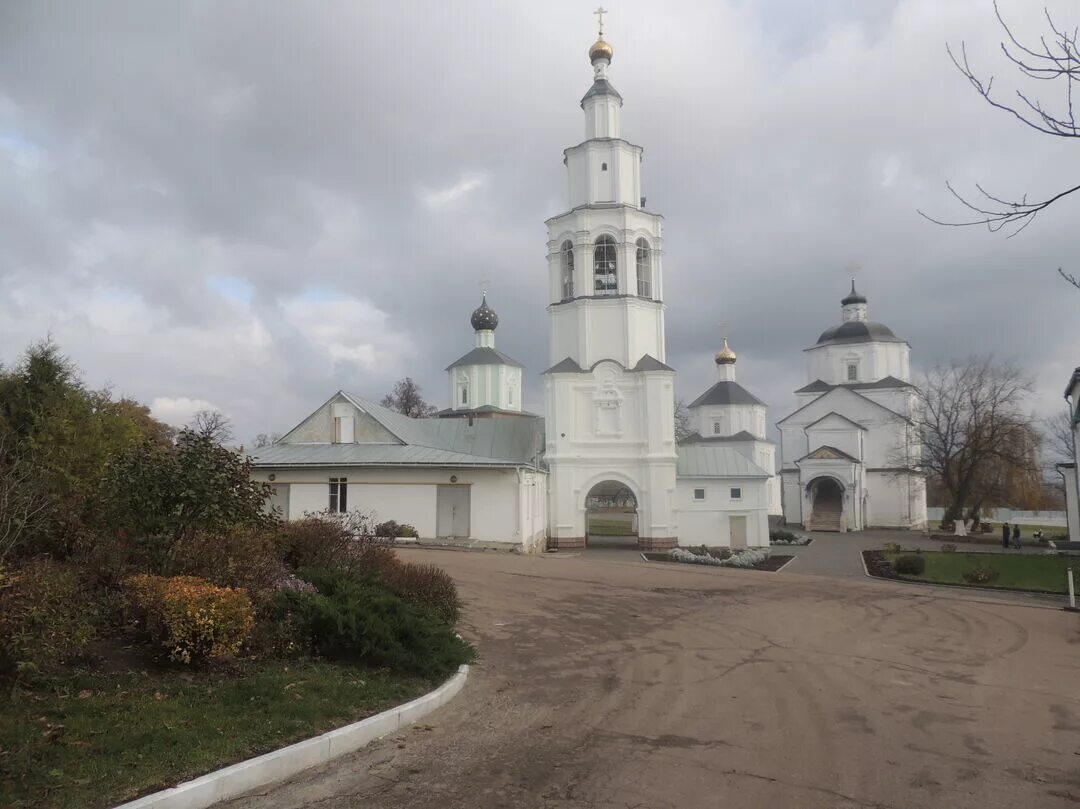 Рыльск рыльский монастырь. Рыльский Свято-Николаевский монастырь. Рыльский монастырь Курская область. Монастырь в Рыльске Курской области. Рыльский Свято-Николаевский женский монастырь Курская область.