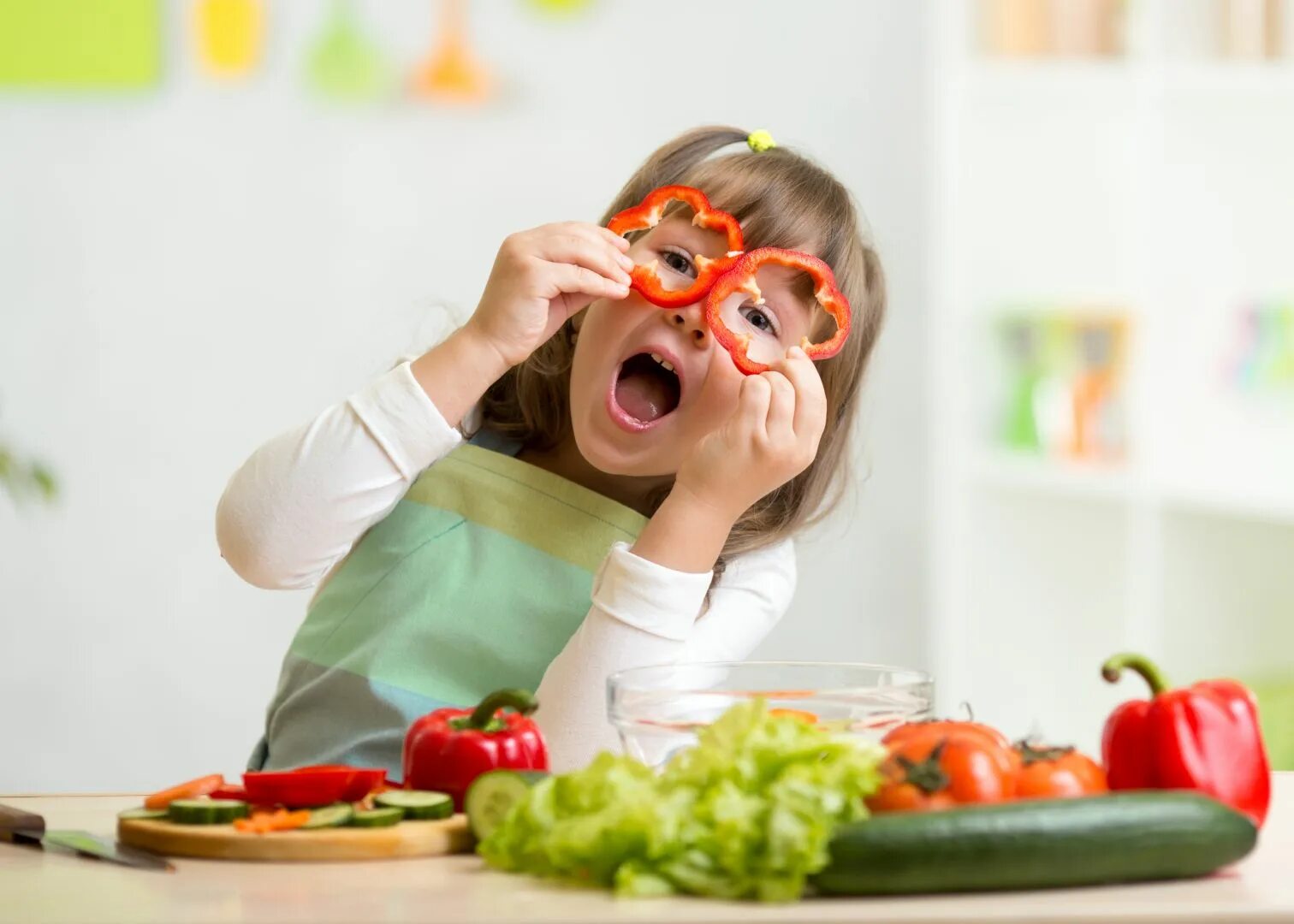 Питание детей. Овощи для детей. Здоровое питание для детей. Здоровая еда для детей. Дети учат фрукты