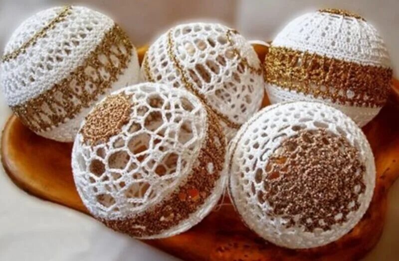 Елочные шары крючком. Ажурные вязаные елочные шары. Вязаные елочные шары крючком. Ажурные вязаные елочные шары. Новогодние шарики крючком.