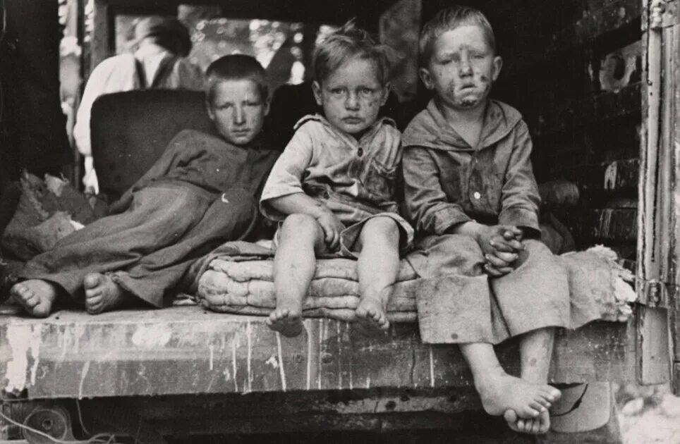 Военный голод. Голод в США (Великая депрессия 1930-х). Беспризорники в годы войны 1941-1945. США Великая депрессия фото голод. Голодающие дети Великой Отечественной войны.