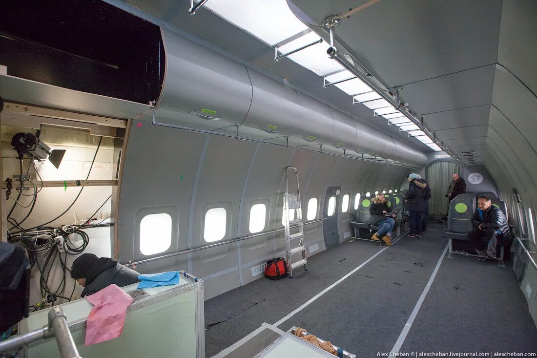 салон грузового ил76. ил 76 тд пассажирский салон. ил 76 военный салон. ил-76 пассажирский. ил-76 военно-транспортный самолёт.