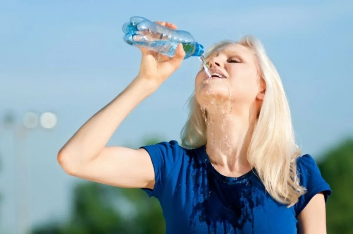 Пью воду и писаю. Пить воду. Женщина с бутылкой воды. Женщина пьет из бутылки. Девушка с большой бутылкой воды.