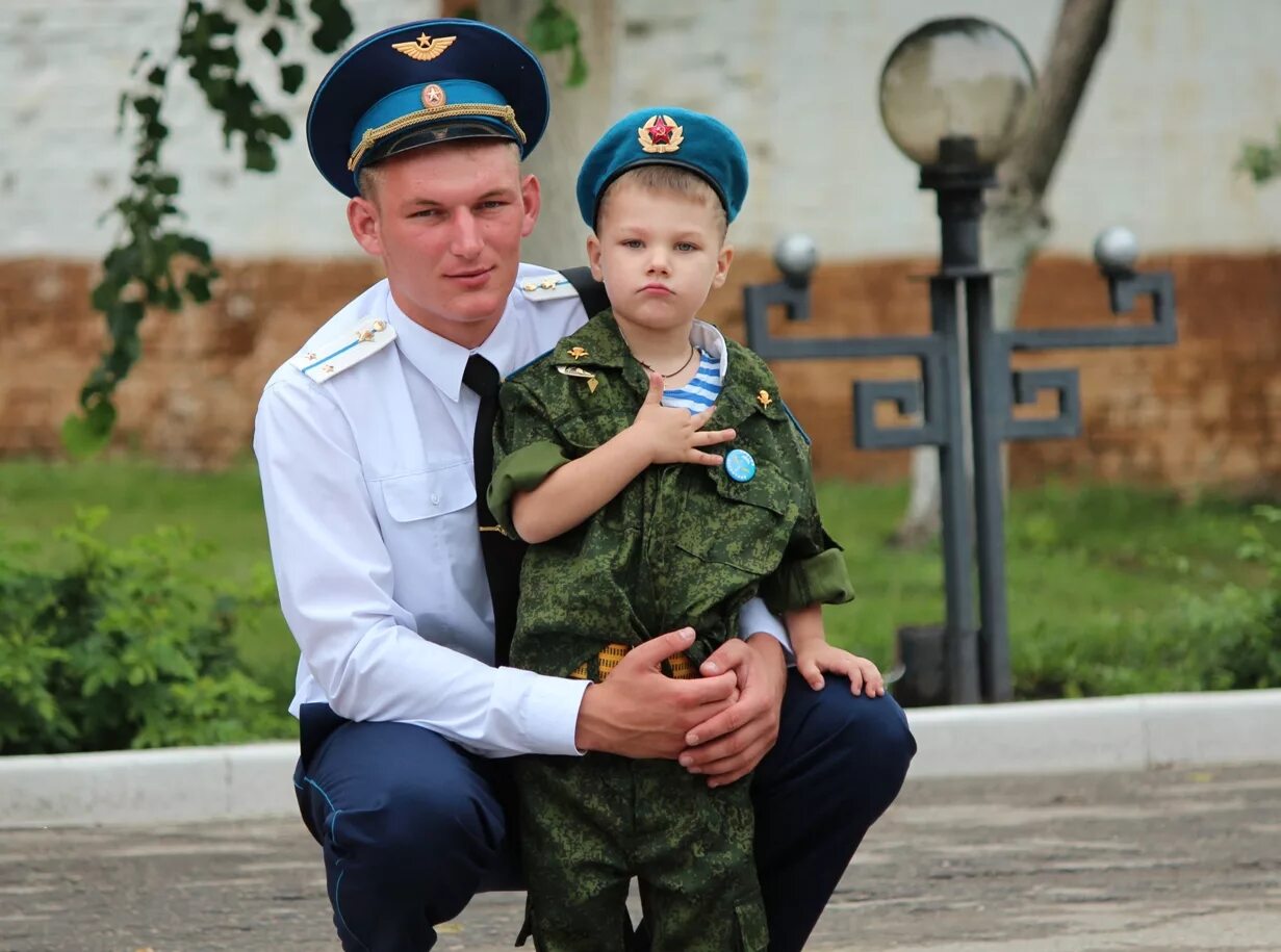 Военный с ребенком. Александра артебякина рввдку. Российский солдат с ребенком. Солдат с ребенком. Российский солдат с ребенком.