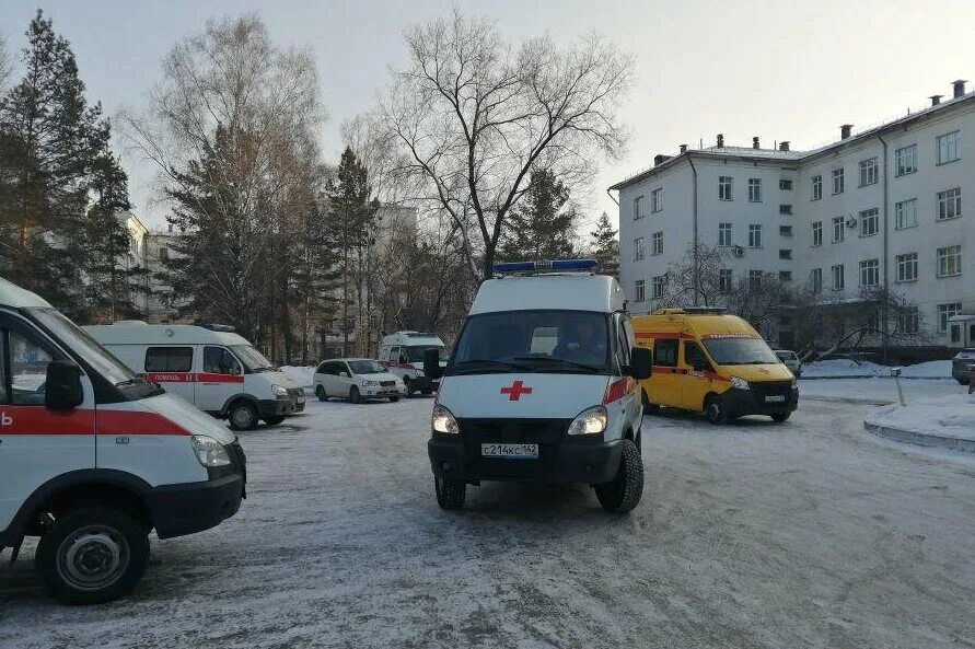 Скорая новокузнецк телефон. Скорая Новокузнецк. Автомобиль скорой помощи. Новокузнецкая станция скорой медицинской помощи. Кузбасская клиническая станция скорой медицинской помощи.