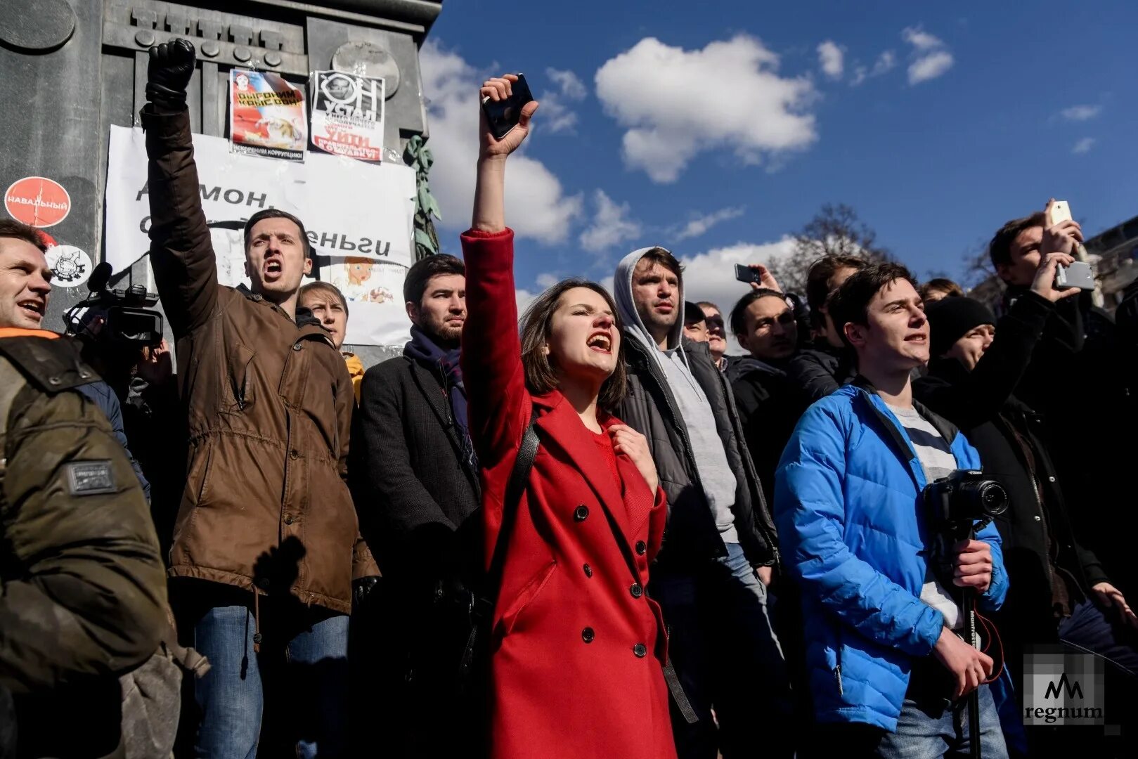 Протесты молодежи. Молодежь на митинге. Молодежь акции протеста. Протестные настроения молодежь. Группа людей для выражения протеста