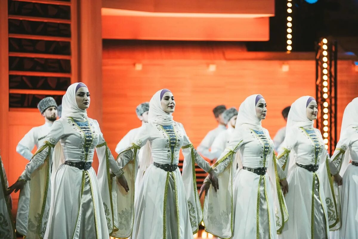 Вайнах групп. Чеченский ансамбль вайнах. ансамбль вайнах грозный. чеченский государственный ансамбль танца вайнах. котиева луиза вайнах ансамбль.