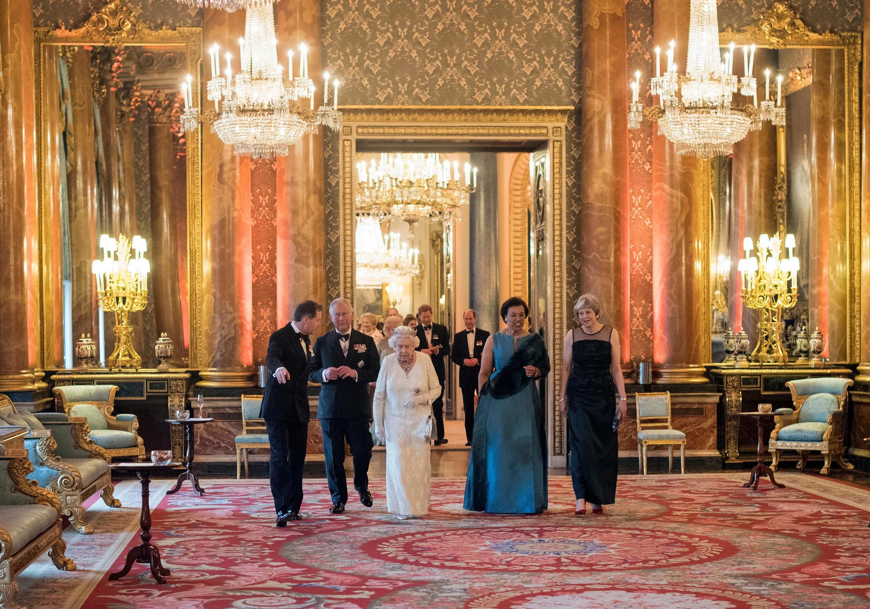 Резиденция королевской семьи. Букингемский дворец Королевская семья. Великобритания Букингемский дворец Королевская галерея.