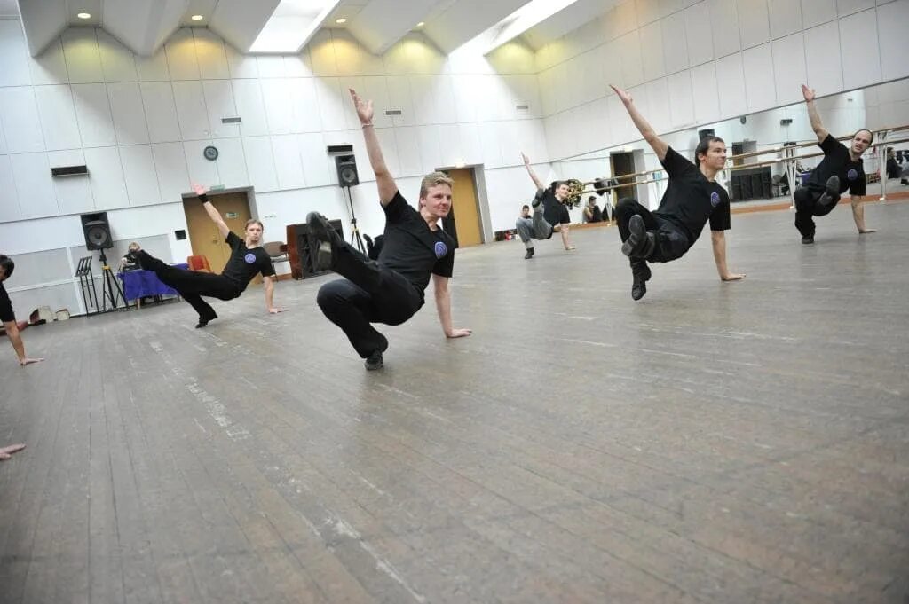 место где репетируют танцы для концерта. репетиции ансамбля игоря моисеева. степан кожаев ансамбль моисеева. джон ноймайер в молодости. репетиции ансамбля.