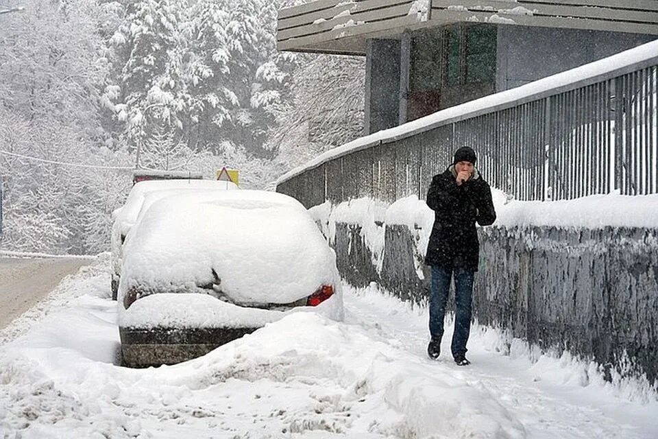 Много снега в России. Снегопад в Сочи. Снегопад в апреле в Молдове. Где много снега в России.