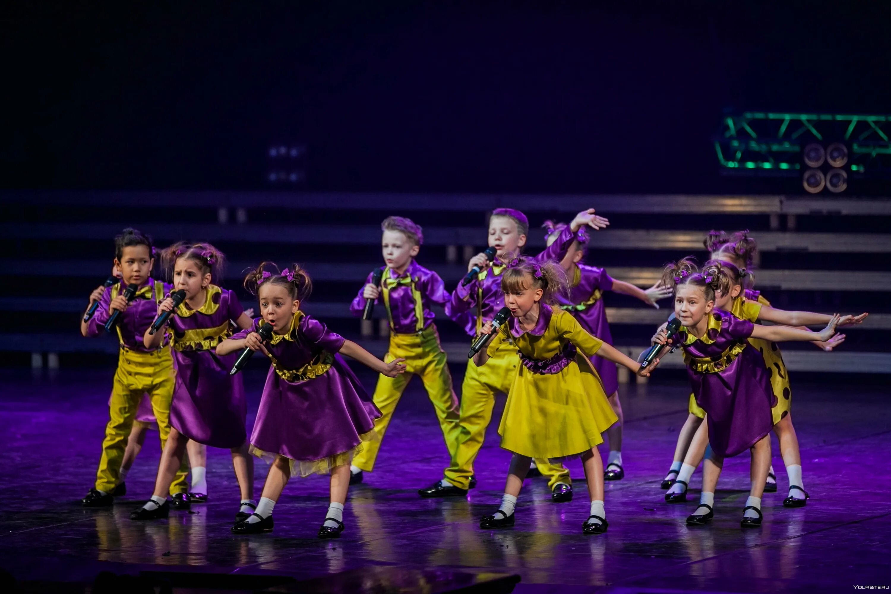 Детский ансамбль Гаврош танцы. Костюмы для танцевальных коллективов. Костюм для эстрадного танца. Современный эстрадный танец.