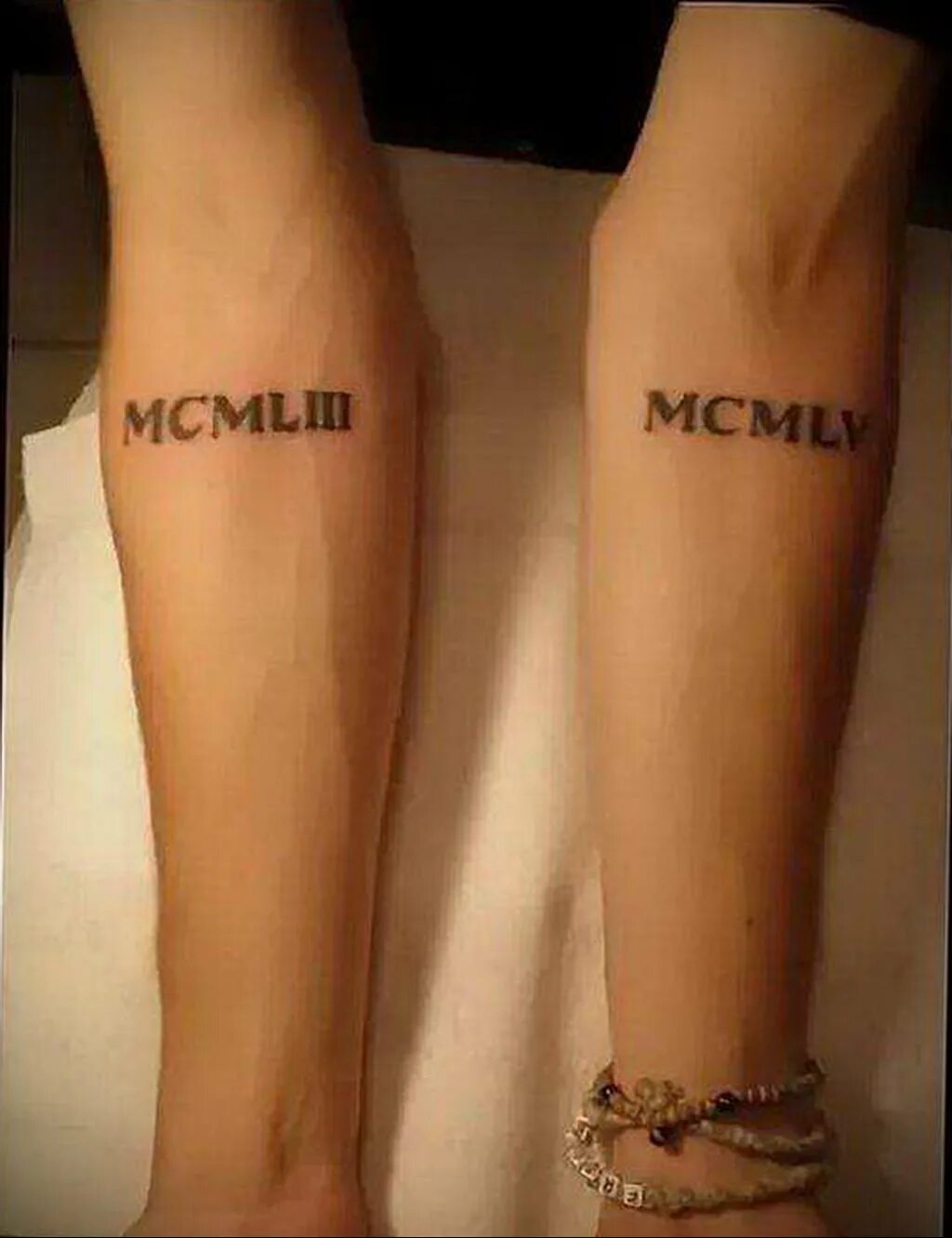 Можно ли набивать даты. Тату дата рождения. Тату римские цифры на руке. Анджелина джоли тату детей. Тату латы рождения детей.