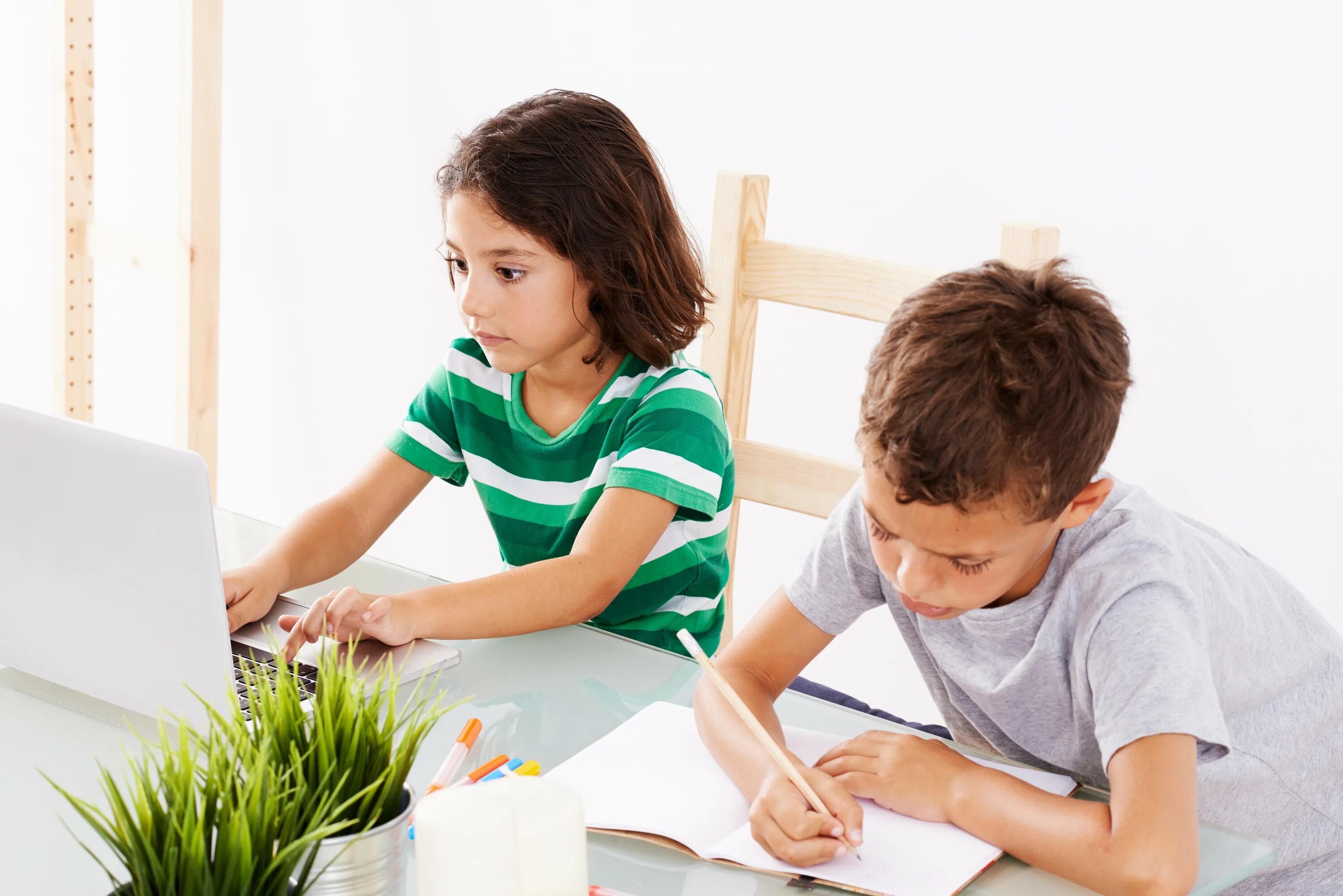 The teacher to us go home. Do homework. Ребенок и школа психология. Child doing homework. Домашние задание на компьютере ребенок делает.