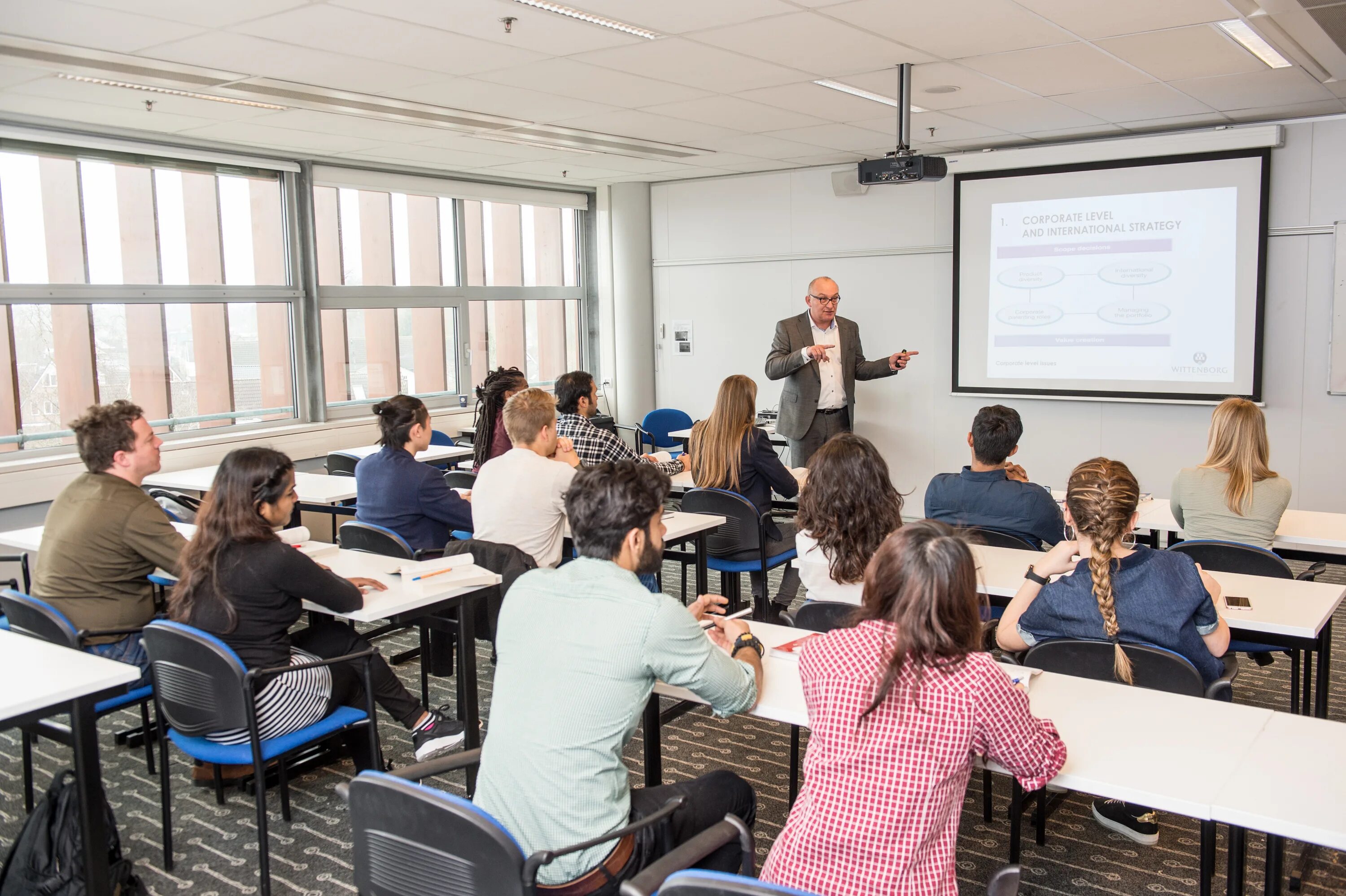 Teacher conferences. Занятие в лектории. Урок лекция. Wittenborg University факультеты. Интересная лекция.