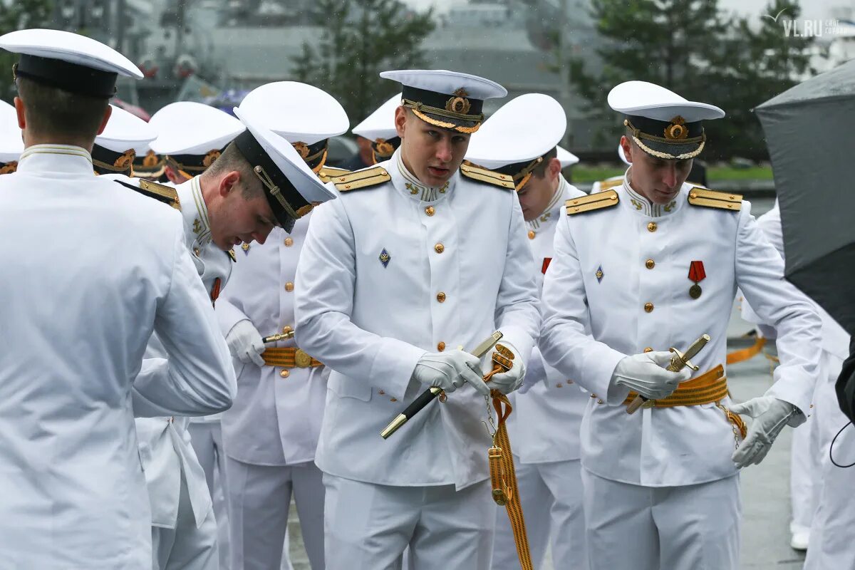 Военный морской офицер. Курсанты ТОВВМУ Владивосток. Парадная форма ТОВВМУ. Парадная форма офицеров ВМФ 2018. Парадная форма ВМФ ТОФ.