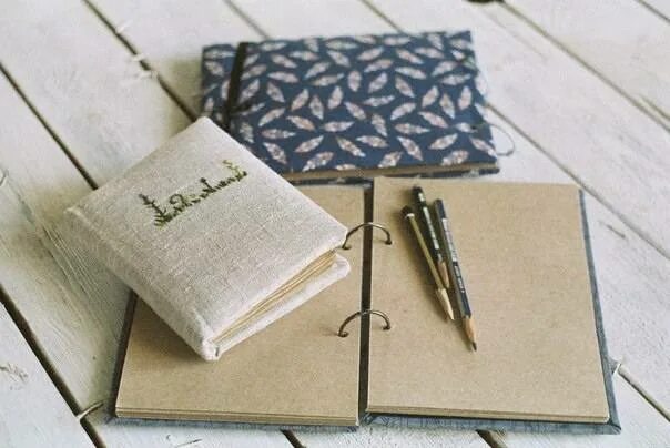 Скечбуки своими руками. Как сделать скетчбук своими руками. Скрапбукинг для скетчбука. Скетчбук своими руками без сшивания. Скетчбук своими руками на кольцах.