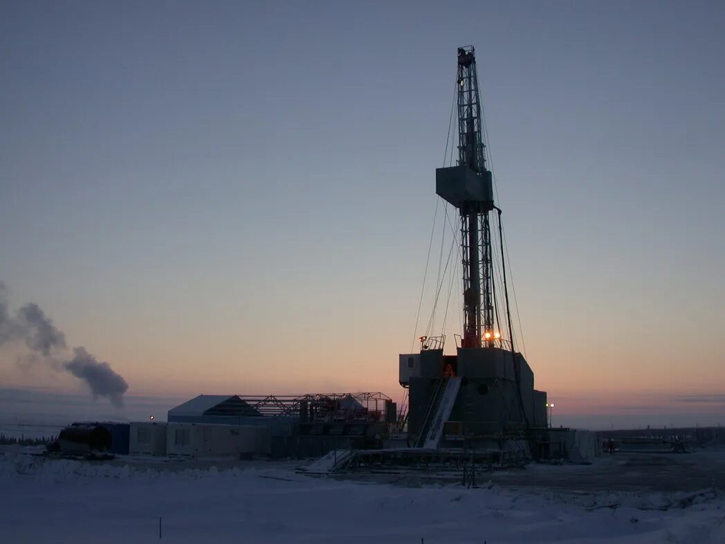 Нефтяная вышка. Буровая полезных ископаемых. Скважинная добыча полезных ископаемых. Месторождения нефти в калмыкии. Lf 230 буровой станок.