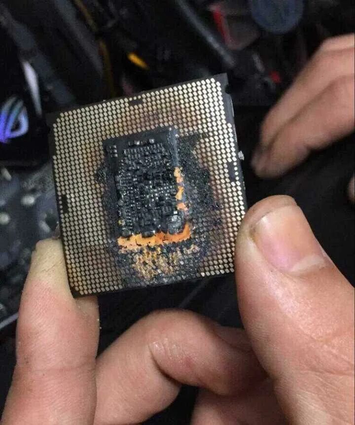 Как понять что сгорел процессор. Сгоревший процессор i5. процессор intel core i5 ножки. горелый процессор амд. процессор амд деадрипер.