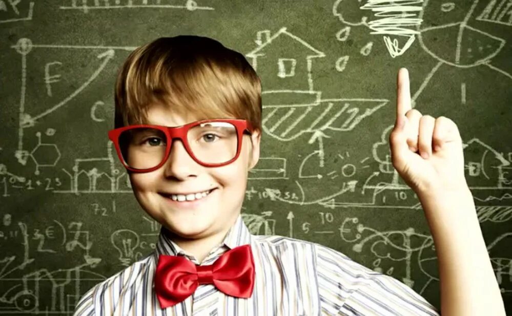 ботаник в очках. умный ребенок в очках. ботаник ученик. мальчик ботаник в очках.