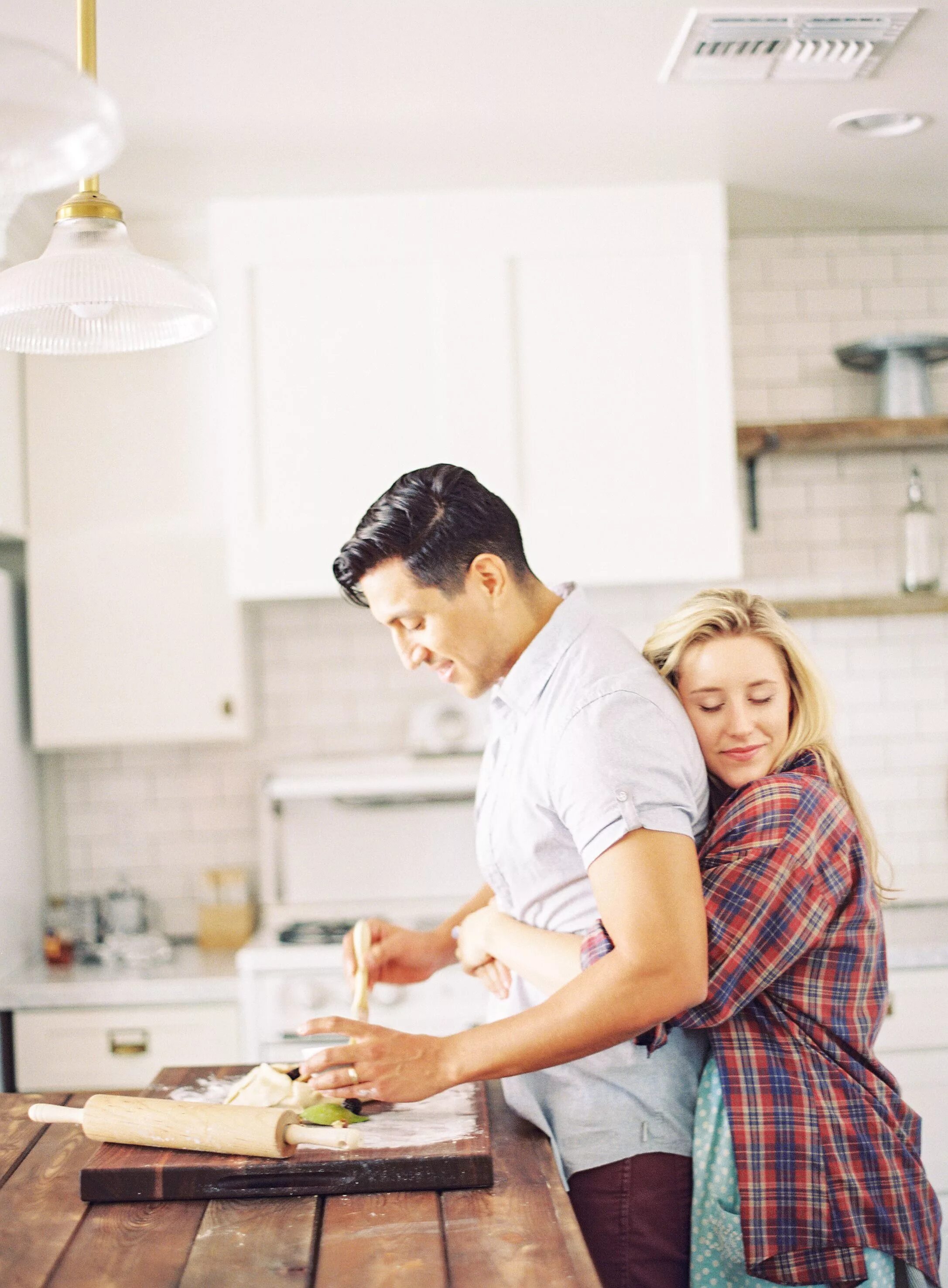 Пока жена готовит муж. Фотосессия пар на кухне. Семейная фотосессия на кухне. Влюбленные на кухне. Готовим вместе.