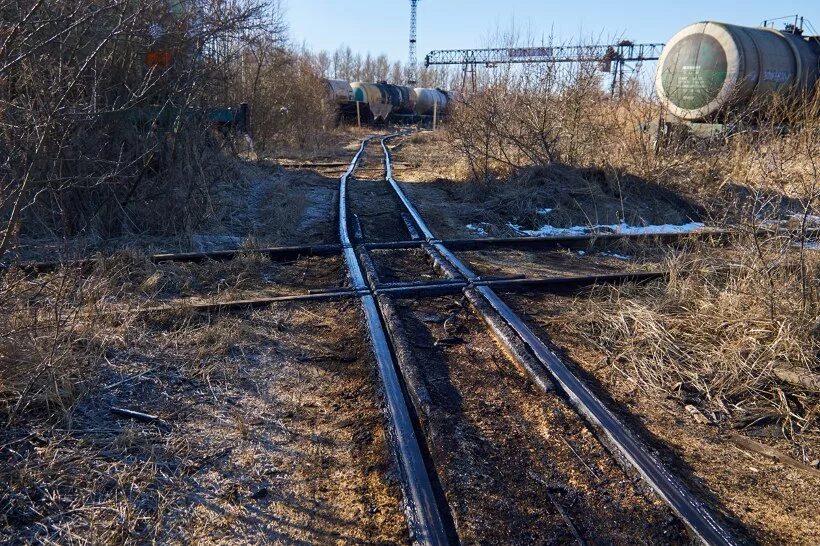 Железная дорога пересекает реку. Глухое пересечение МС3.8337. Глухое пересечение ЖД. Глухое пересечение трамвайных путей. Пересечение трамвайных и железнодорожных путей.