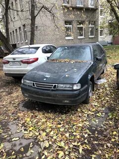 Брошенный автомобиль во дворе