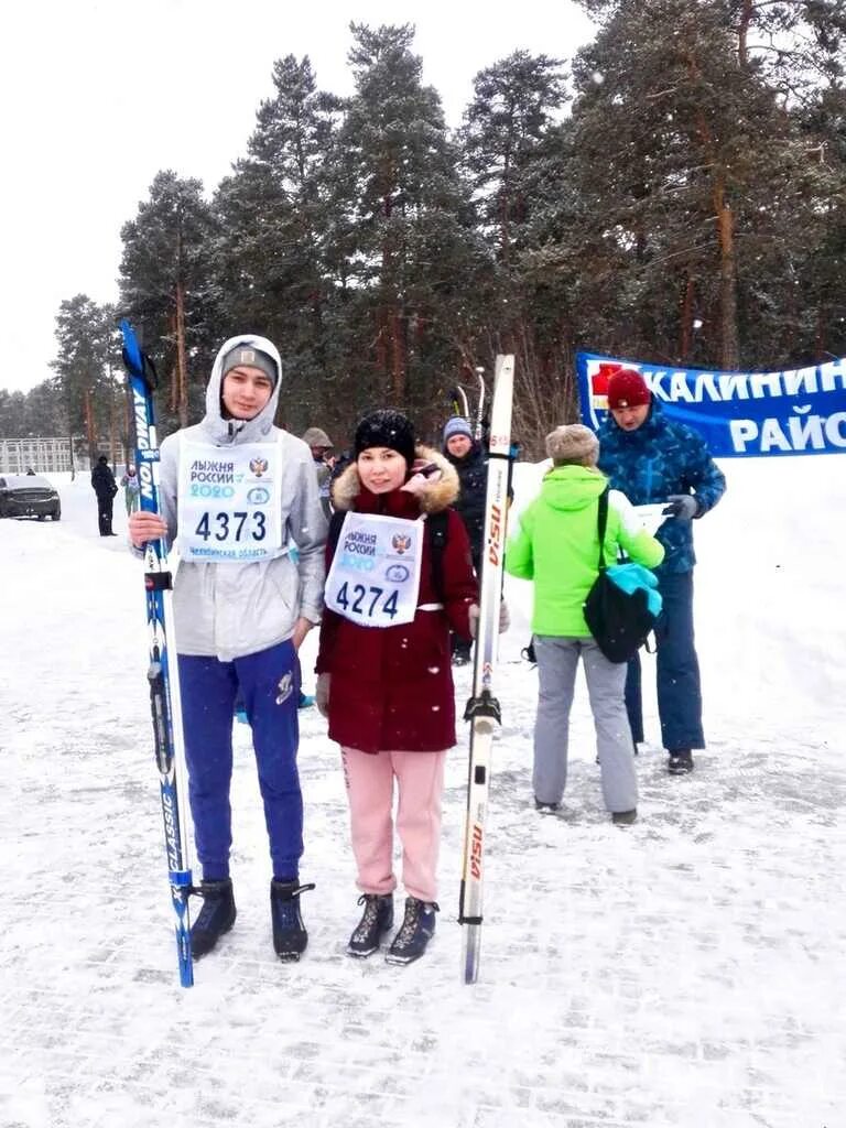 соревнования ездовых собак 2023. хаски лыжная гонка. аляска собачьи упряжки. ездовой спорт на собаках скиджоринг. хаски играет.