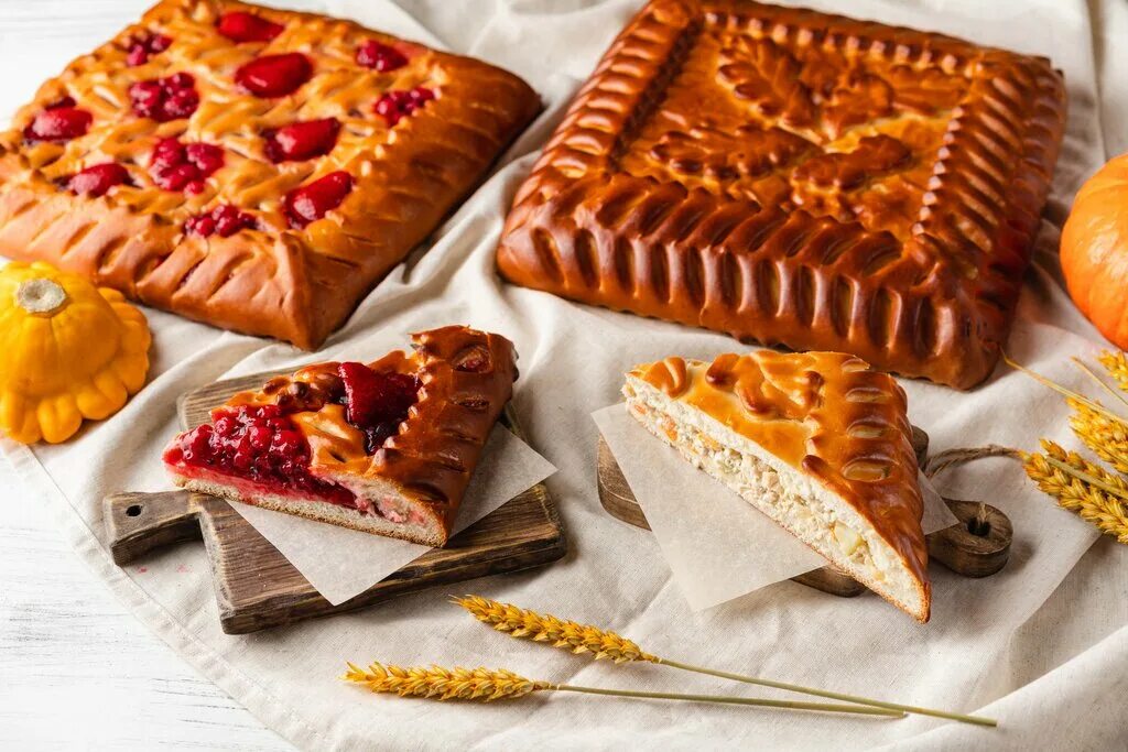 Пироговый дворик фирменная нарезка. Санкт петербург пироговый дворик пироги. Пироговый дворик в санкт-петербурге. Пироговый дворик моздок луковская. Санкт петербург пироговый дворик пироги.