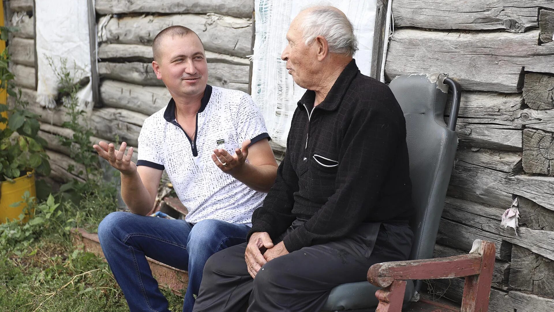 Внук приехал в деревню. На деревню к дедушке. деревенский дедушка. дед в деревне. дед и внук в деревне.