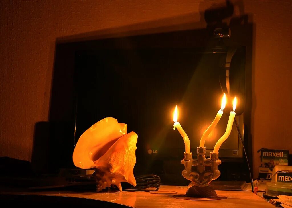 На столе стоит свеча которая отражается. Магические свечи. Магия огня свечи. Пожар от свечки. Пламя огня свечи.