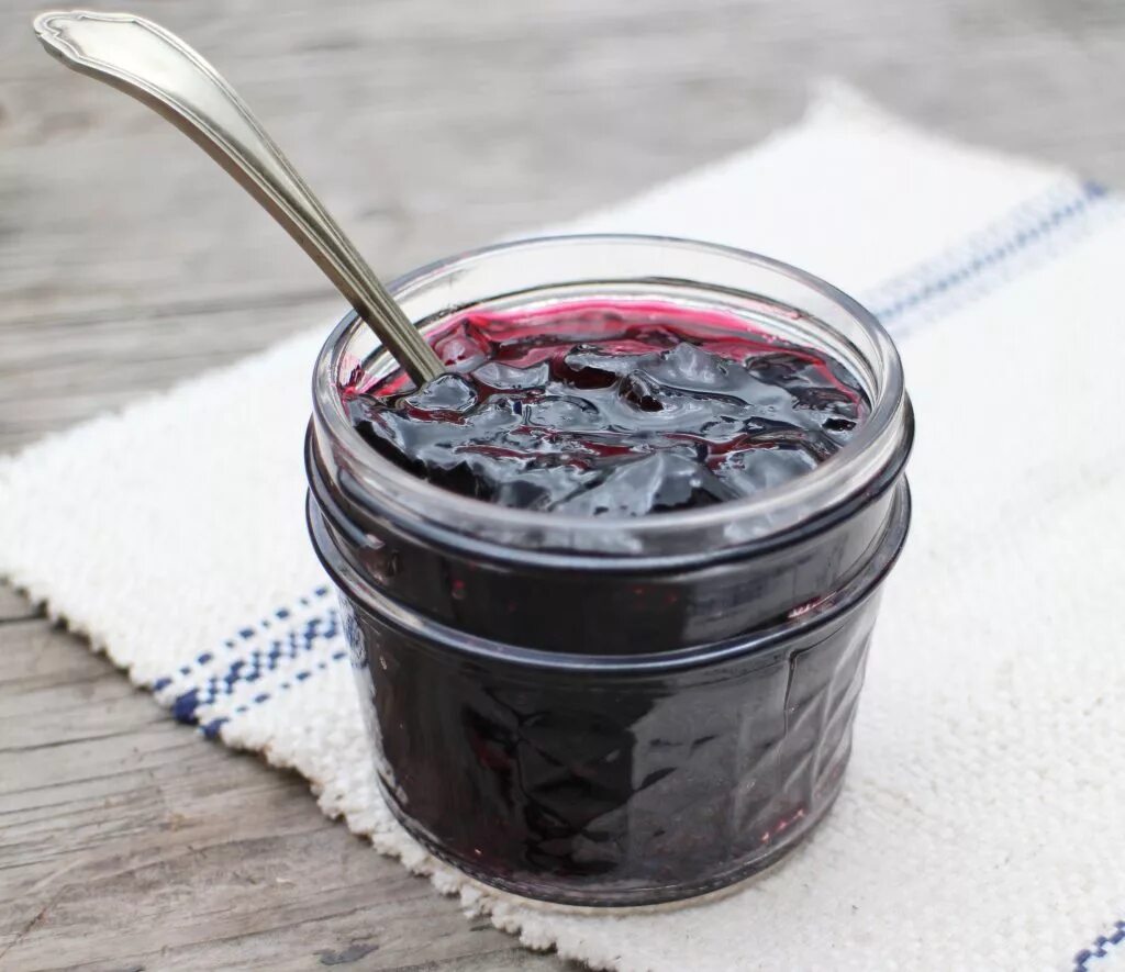 Варенье из чёрной смородины пятиминутка. Варенье из ирги и смородины. Красная смородина варенье. Джем-желе из красной смородины. Варенье из чёрной смородины пятиминутка.