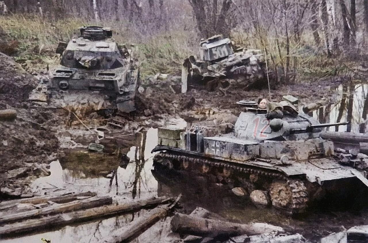 Подбитая колонна техники. Немецкие танки в грязи 1941. Октябрь 1941 грязь распутица. 13 Танковая дивизия вермахта танки. 19 ТД вермахта.