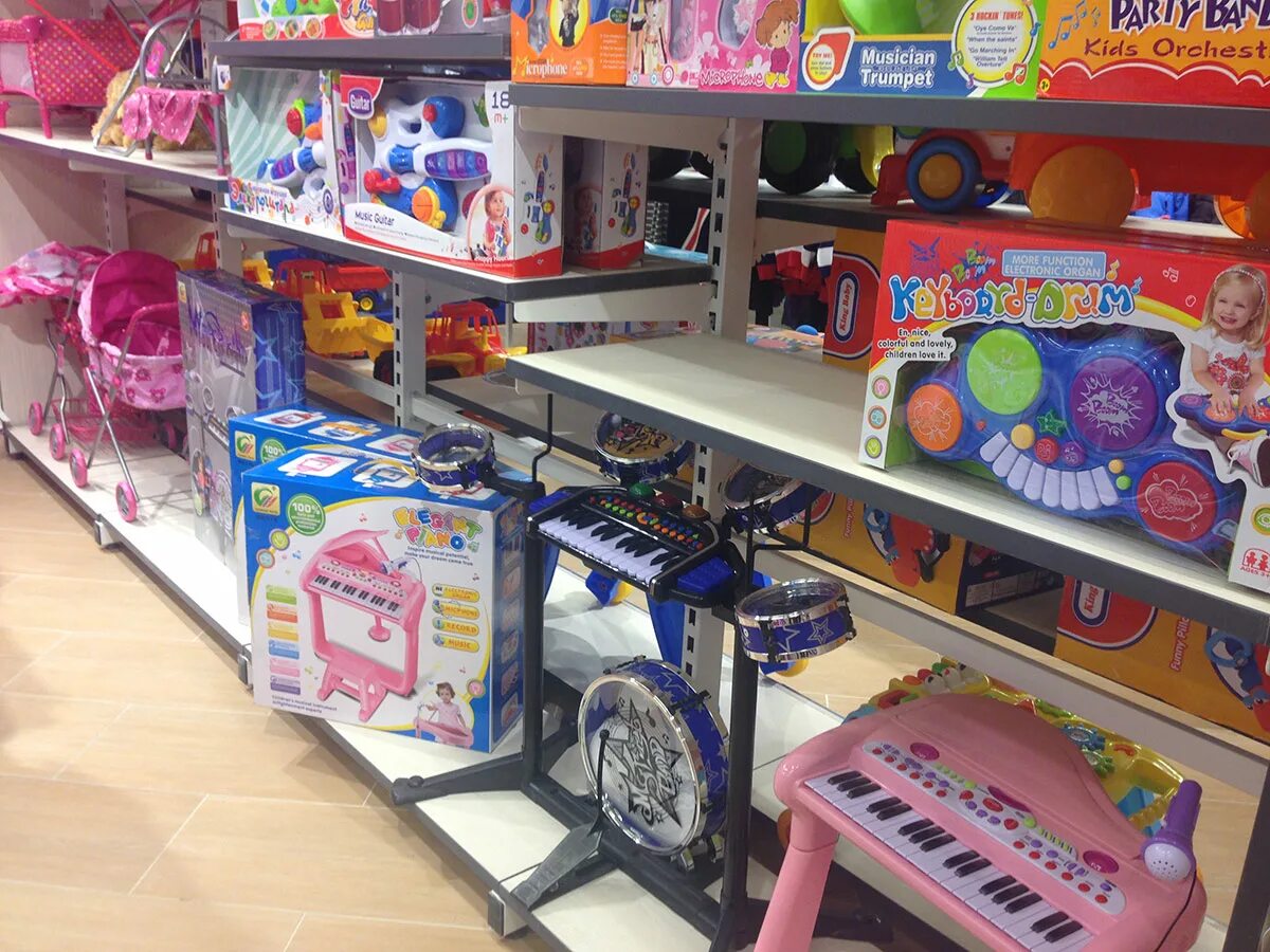 интерьер магазина детской одежды. магазин одежды для детей. стильные детские магазины. красивые магазины детской одежды. большой магазин игрушек.