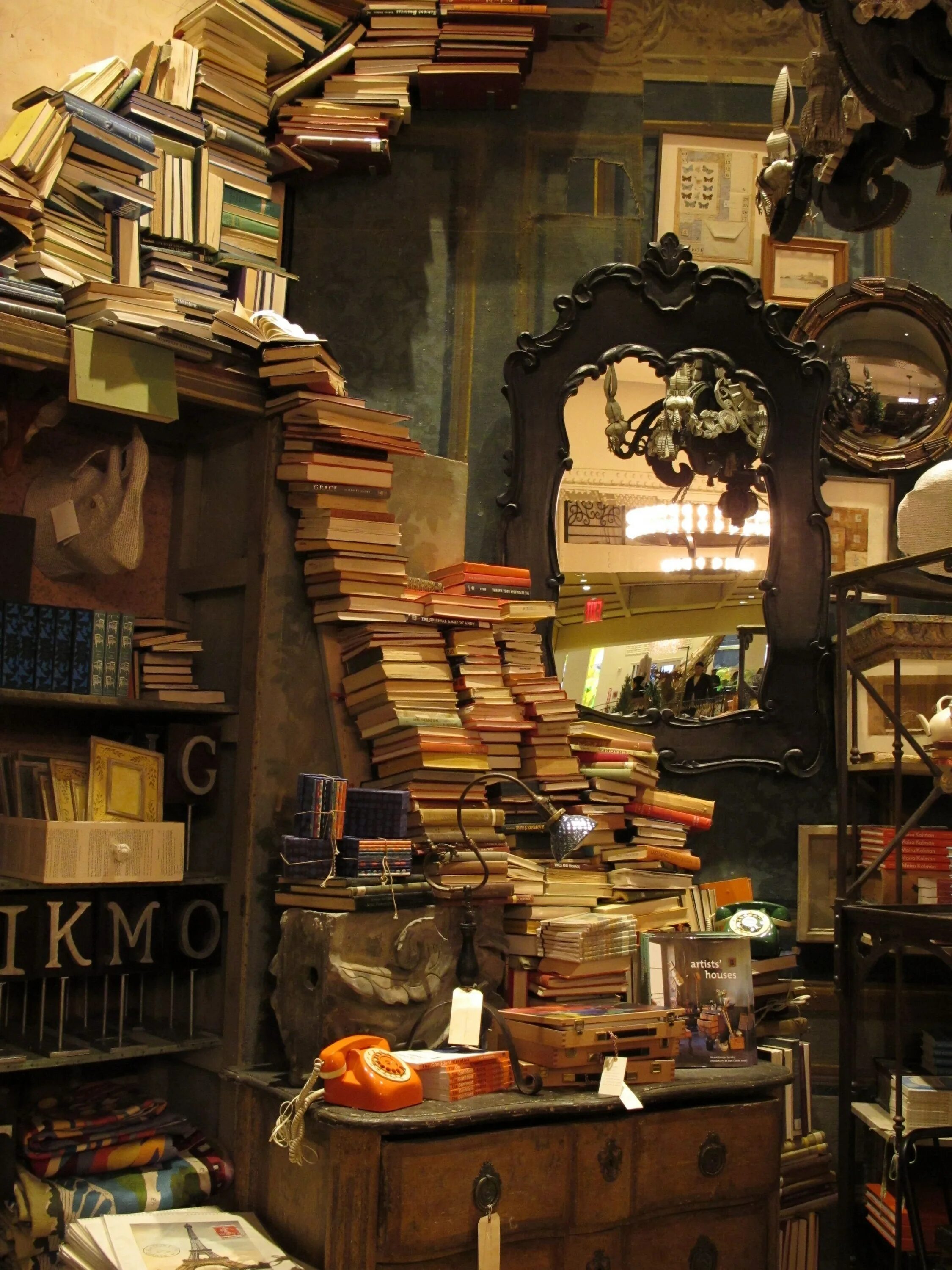Ночной книжный магазин. Старинный книжный магазин.
