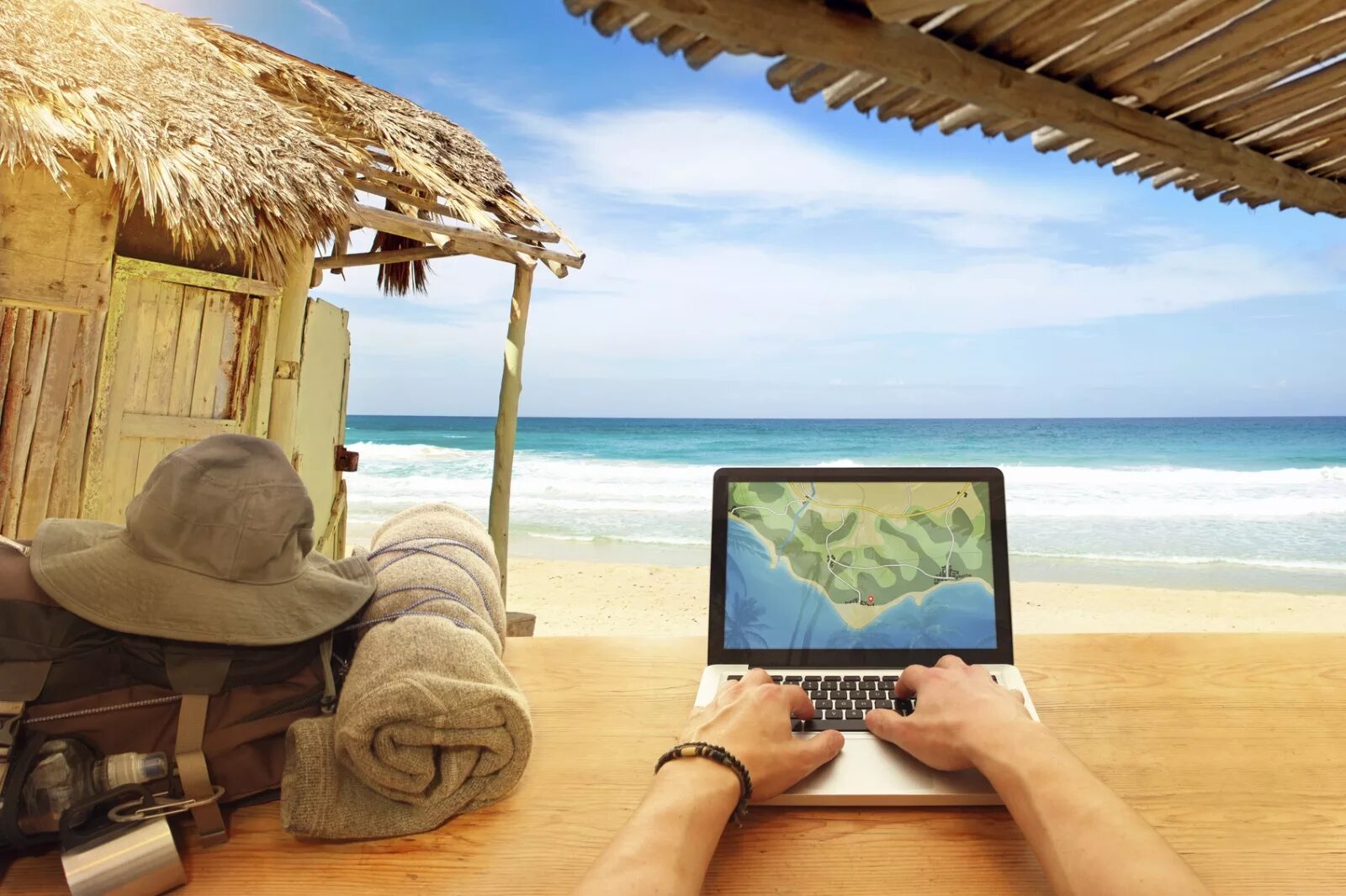Удаленная работа андроидом. Ноутбук на берегу моря. Девушка с ноутбуком на пляже. Работа на пляже с ноутбуком. С ноутбуком на море.