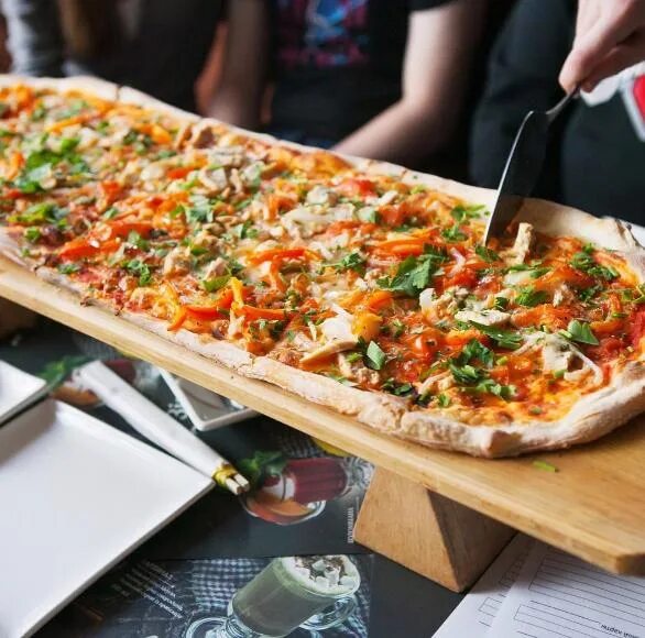 Пицца бахрома. Пицца романья токио. Метровая пицца в питере. Токио пицца. Токио сити приложение.