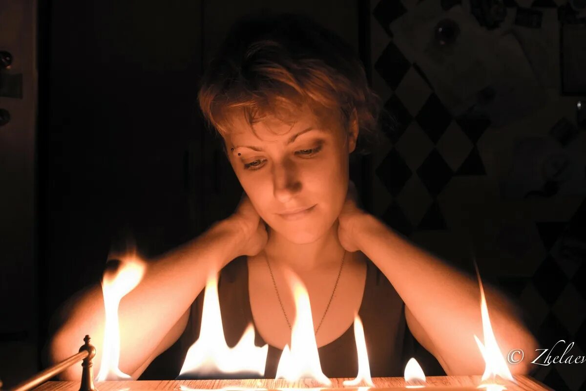 мужчина гадает на таро. гадание ворожея видео. гадание ворожея видео. гадание ворожея видео. цыганка гадает.