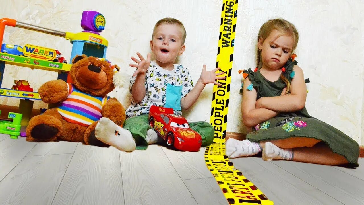 Дети в песочнице делят игрушки. Перегородки в однокомнатной квартире зонирование. Не поделили комнату. Не поделили комнату. Шкаф для разделения комнаты на зоны.