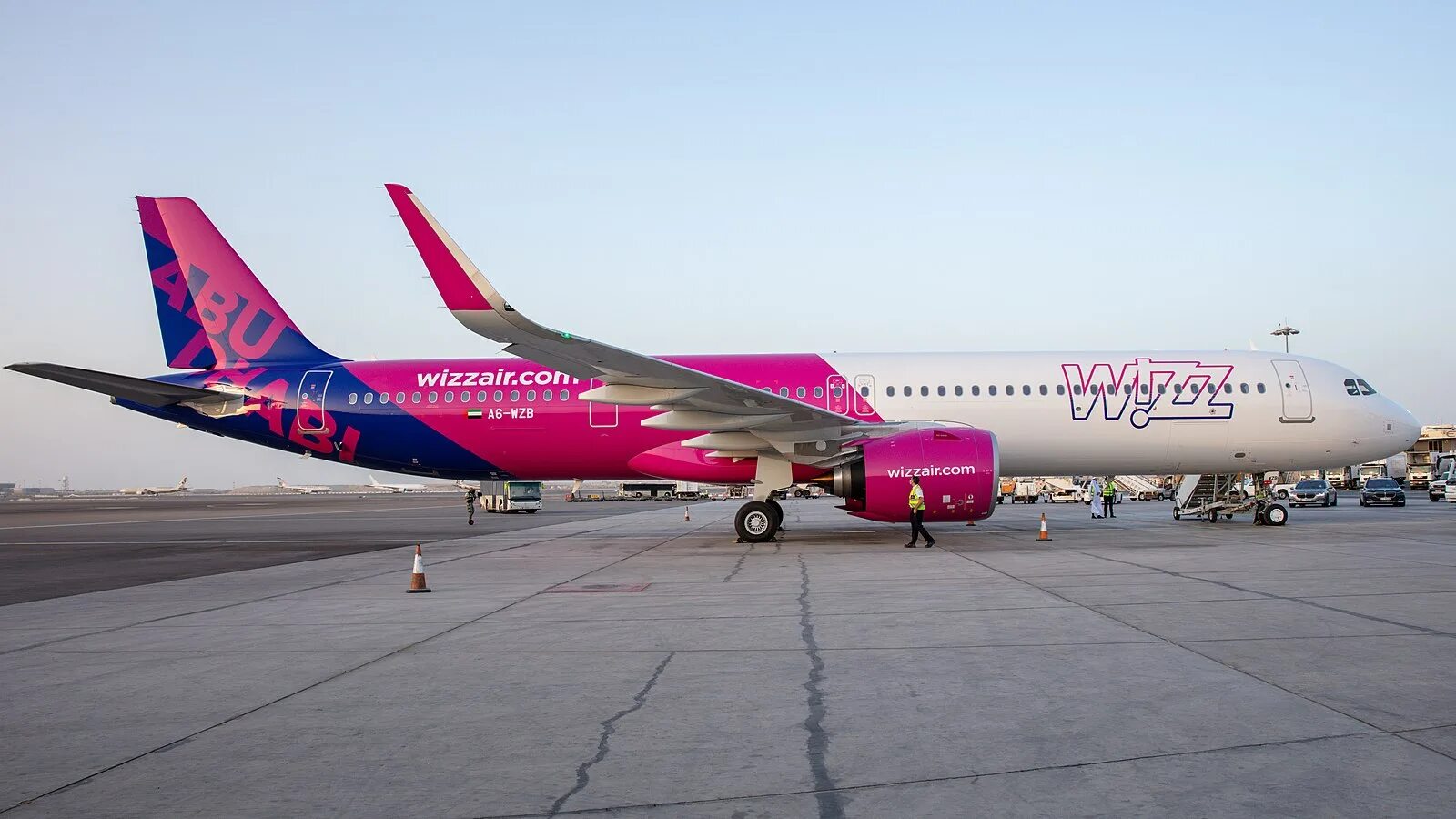 Wizzair москва. Wizz Air Abu Dhabi самолеты. Airbus a321neo Wizz Air. A321 Wizz Air. Wizz Air Abu Dhabi 5w7111.