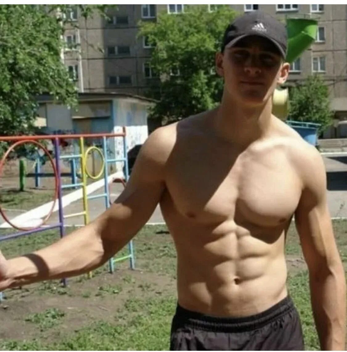 номер качки. мужчина в спортзале. Larry wheels. большие мышцы. номер качки.