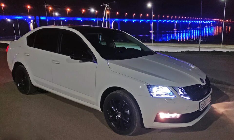 Skoda octavia a7 black. Skoda Octavia a7 белая тонированная.