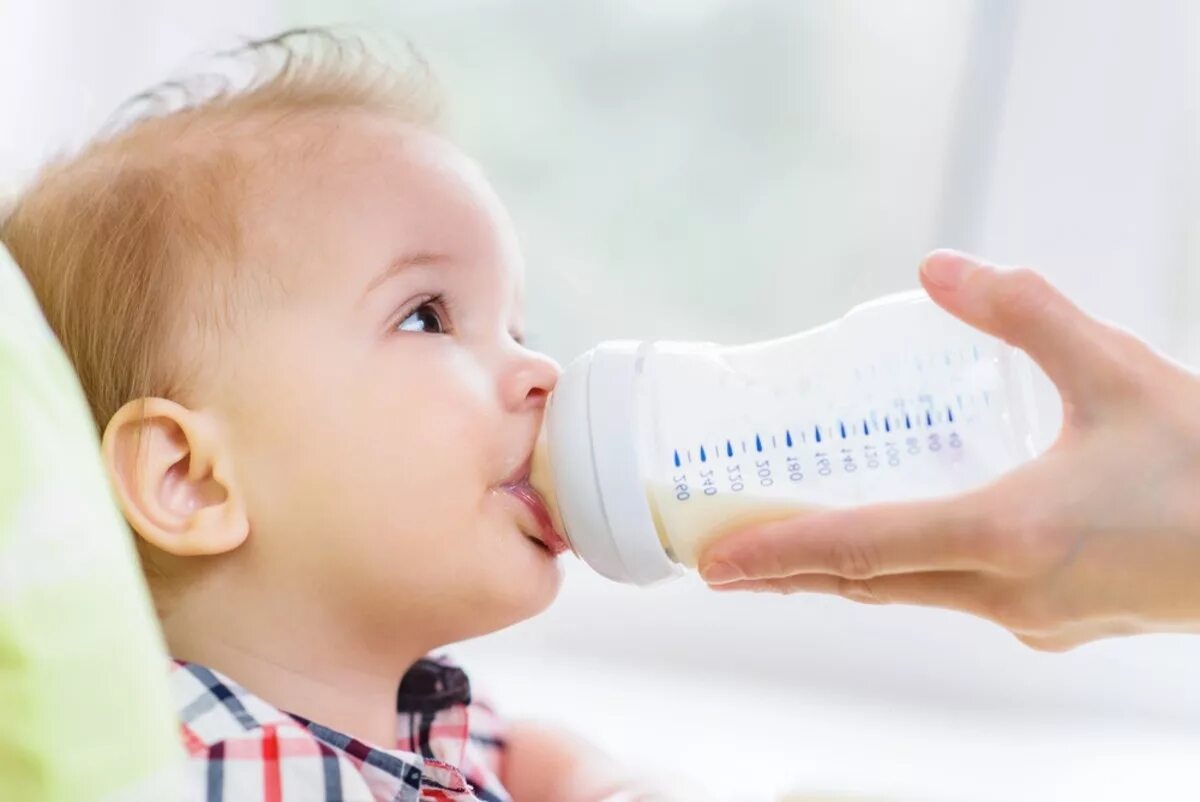 Дети пьют из бутылки. Малыш пьет из бутылочки. Малыш с бутылочкой. Ребенок и грудное молоко. Малыш пьет смесь.