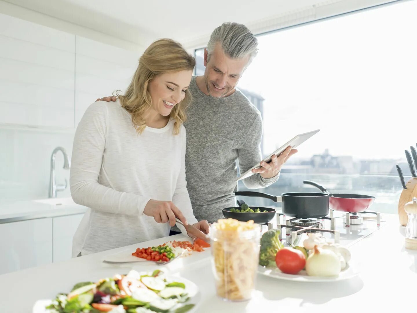 Kate to cook. Картинка коуч по питанию. Couple Cooking. И ужин вместе больше пользы. Dependence on food.