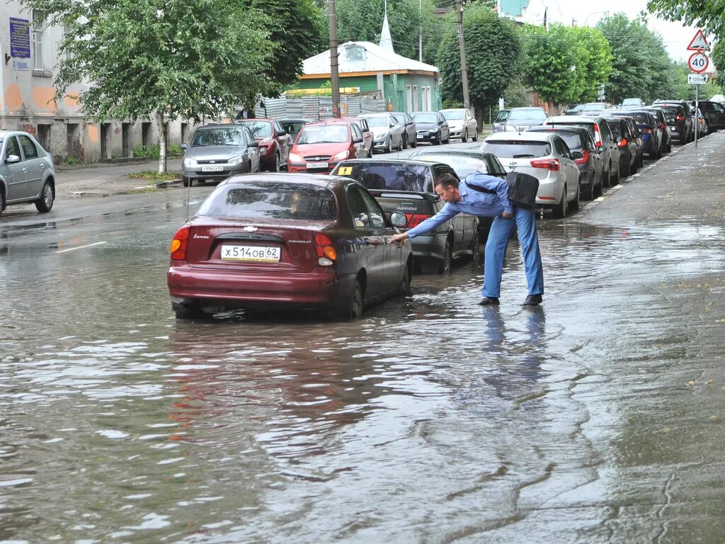 ливень в рязани. ливень в рязани. три дождя рязань. затопило кальное рязань. три дождя рязань.
