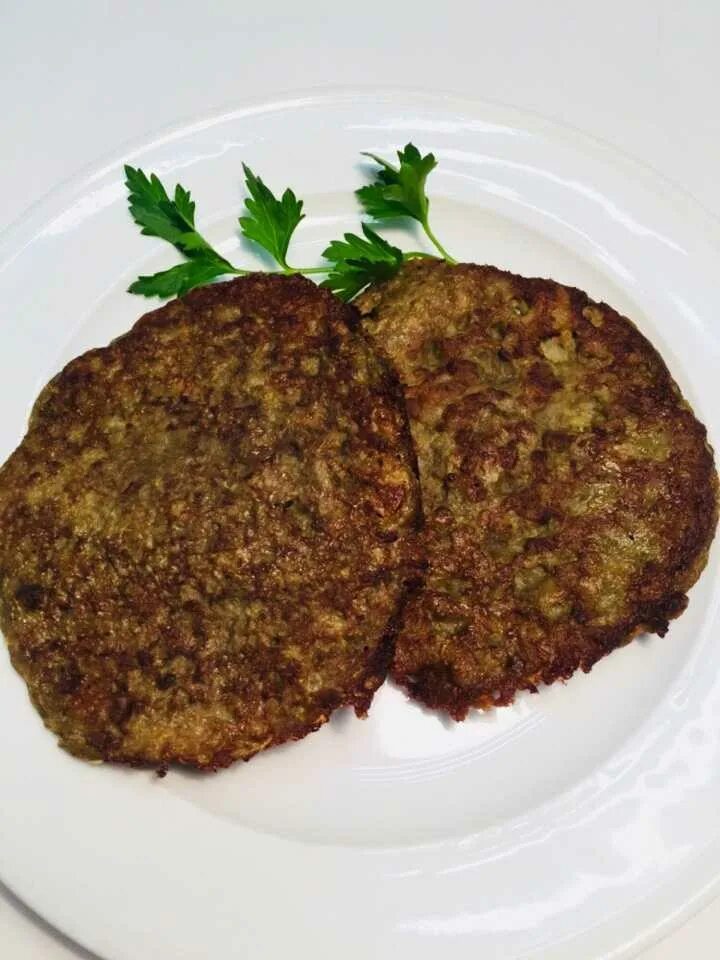 Оладушки с говяжьей печенью рецепт. Печеночники из говяжьей печени. оладьи из телячьей печени. печеночники из свиной печени. печеночники с рисом.