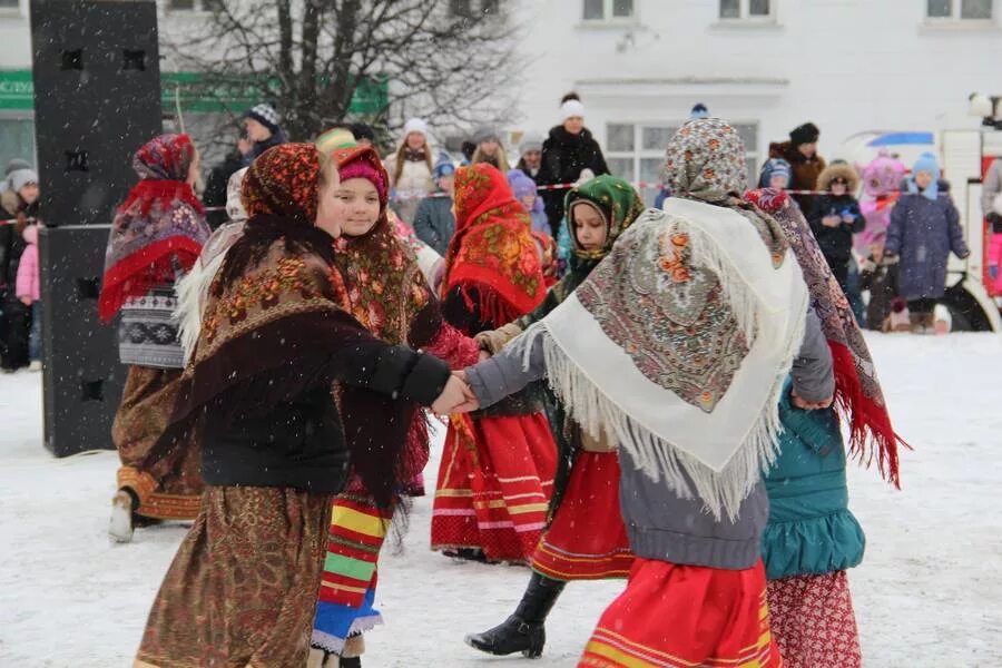 Масленица возят чучело. Масленица гуляние на улице для детей. Шубка на масленичные гулянья.