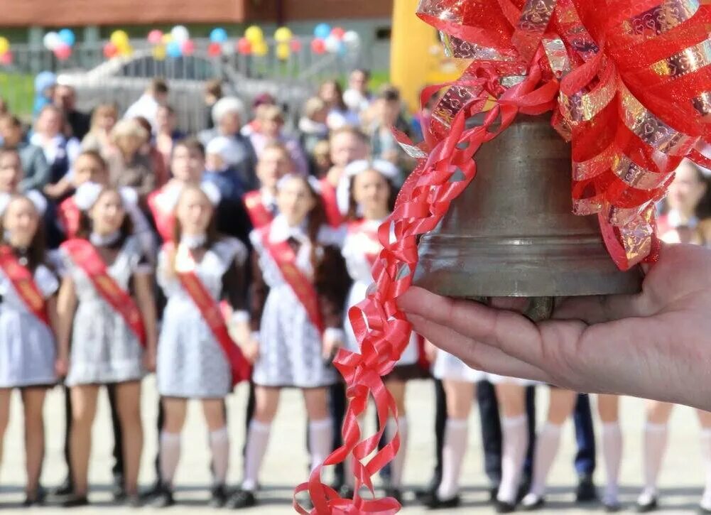 Выпускной в школе. Прощание со школой. Прощание со школой выпускной. Выпускники прощаются со школой.