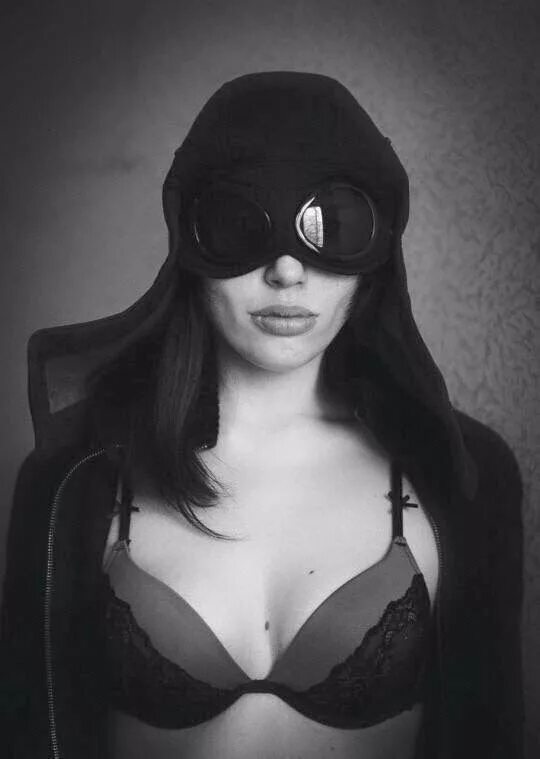 Девушка в кофте c. C p girl. Оффницы. Девушка в сипи компани. Офник с девушкой.