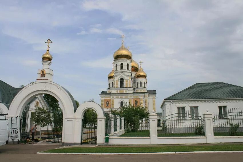 Поселок выселки. Свято-Троицкий храм Новодонецкая. Троицкий храм станицы Новодонецкая. Храм Новодонецкая Краснодарский край. Храм Свято Троицкий Новодонецкая Краснодарского края.